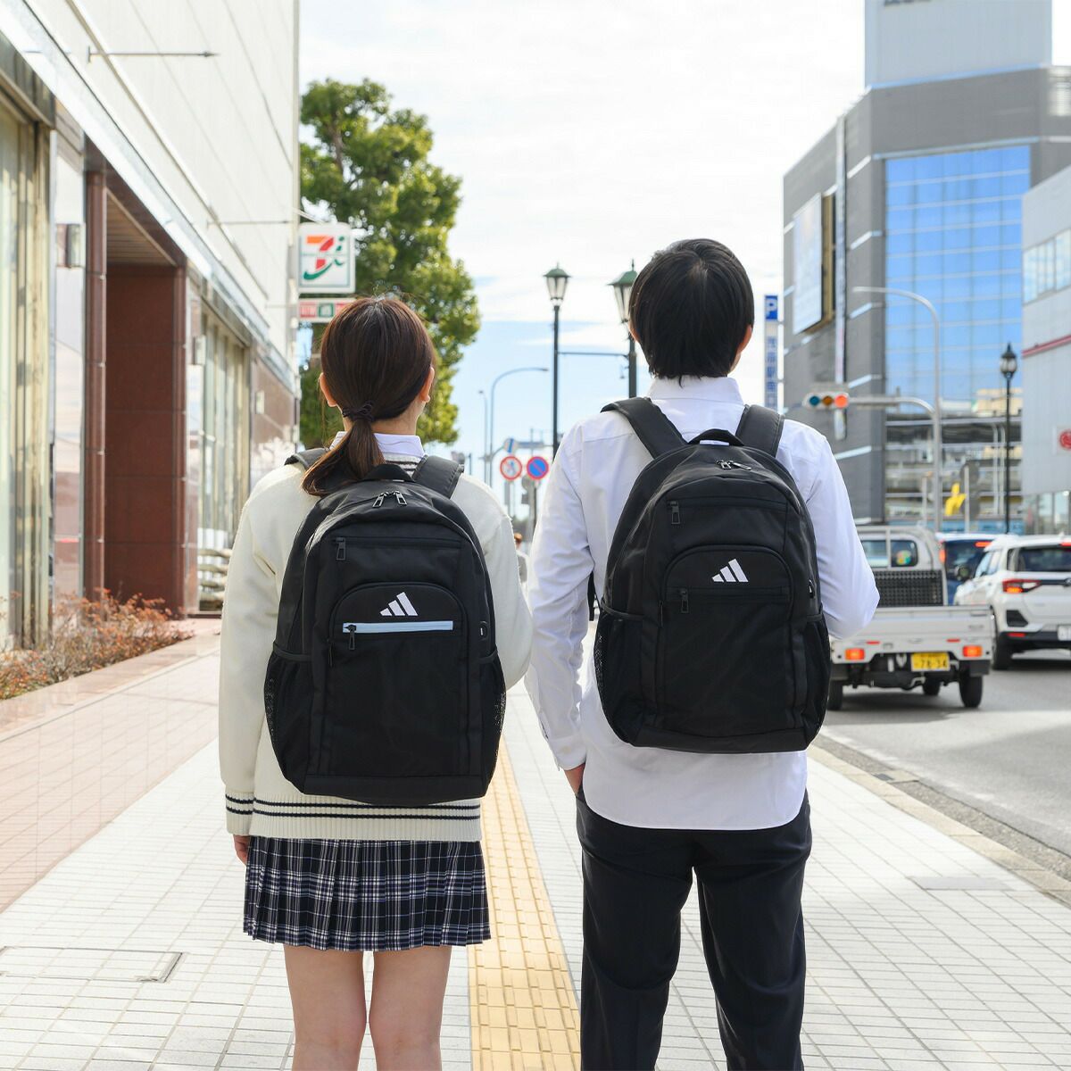 【2025新作】アディダスリュック28L33LB4A4adidas通学女子男子リュックサックレディースメンズ中学生高校生女子高生容量拡張スポーツリュック通学リュックスポーツ大容量シンプル黒無地68561