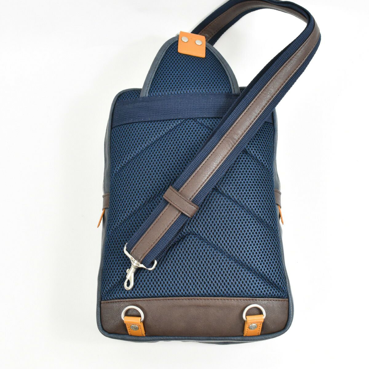 【ポイント最大30倍】MOUSTACHEムスタッシュボディバッグA4メンズレディースボディバックショルダーバッグショルダーバック斜めがけ斜め掛けタブレット収納おしゃれかっこいい人気通学軽量A4サイズブランド大きめ大人合皮YVQ5998