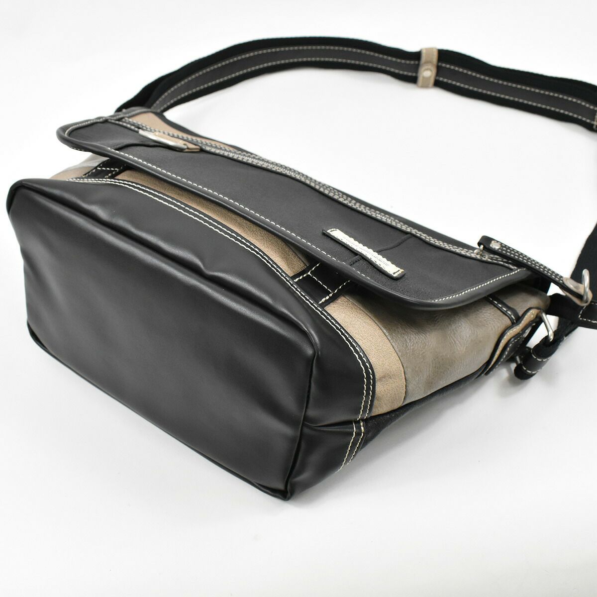 【ポイント最大30倍】MOUSTACHEムスタッシュショルダーバッグメンズレディースショルダーバックショルダー斜めがけ斜め掛け斜めがけバッグタブレット収納おしゃれかっこいい人気通学軽量ブランド小さめ大人合皮夏公園VHW5531