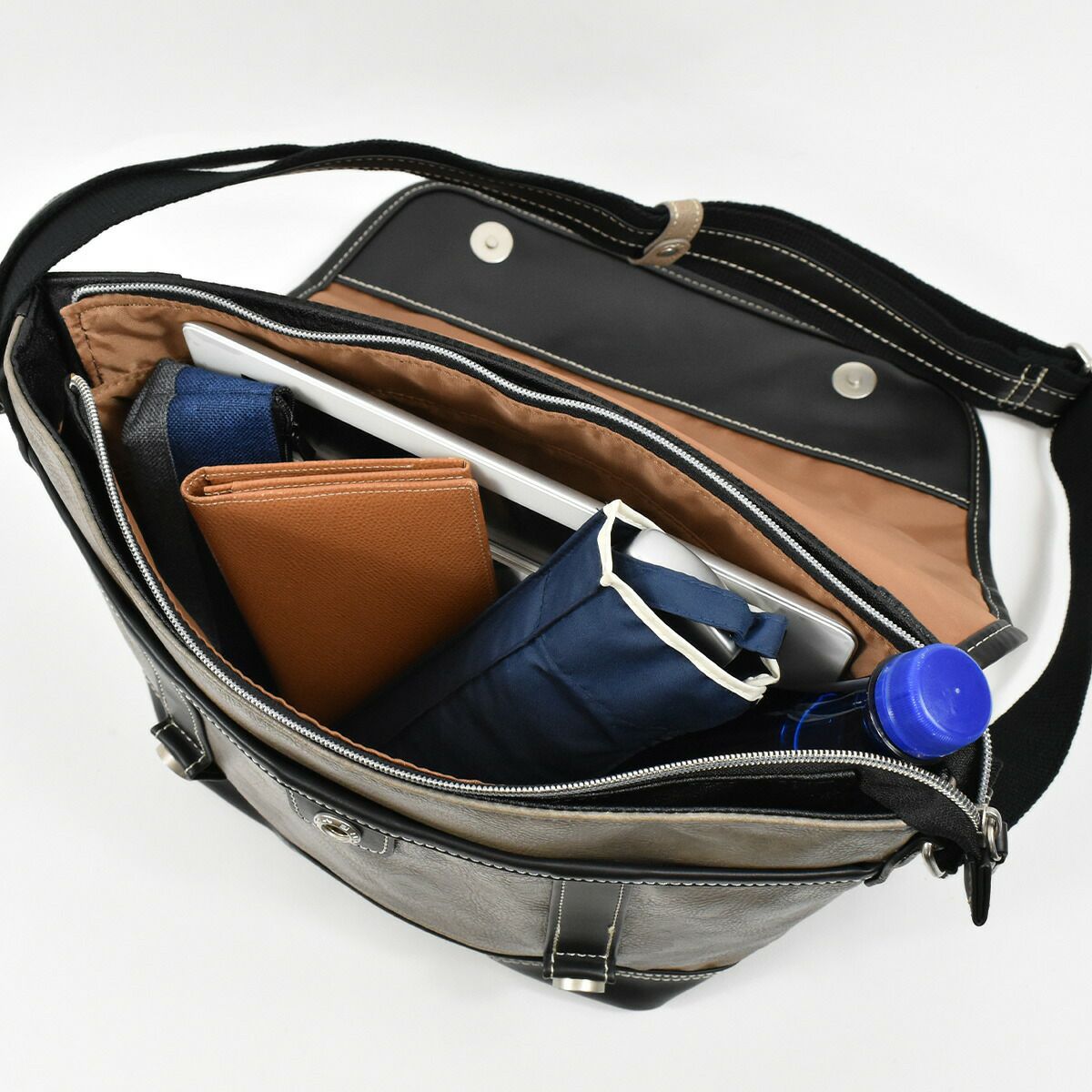 【ポイント最大30倍】MOUSTACHEムスタッシュショルダーバッグメンズレディースショルダーバックショルダー斜めがけ斜め掛け斜めがけバッグタブレット収納おしゃれかっこいい人気通学軽量ブランド小さめ大人合皮夏公園VHW5531