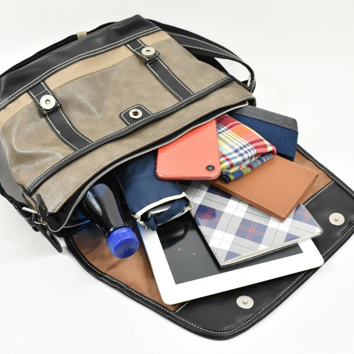 【ポイント最大30倍】MOUSTACHEムスタッシュショルダーバッグメンズレディースショルダーバックショルダー斜めがけ斜め掛け斜めがけバッグタブレット収納おしゃれかっこいい人気通学軽量ブランド小さめ大人合皮夏公園VHW5531