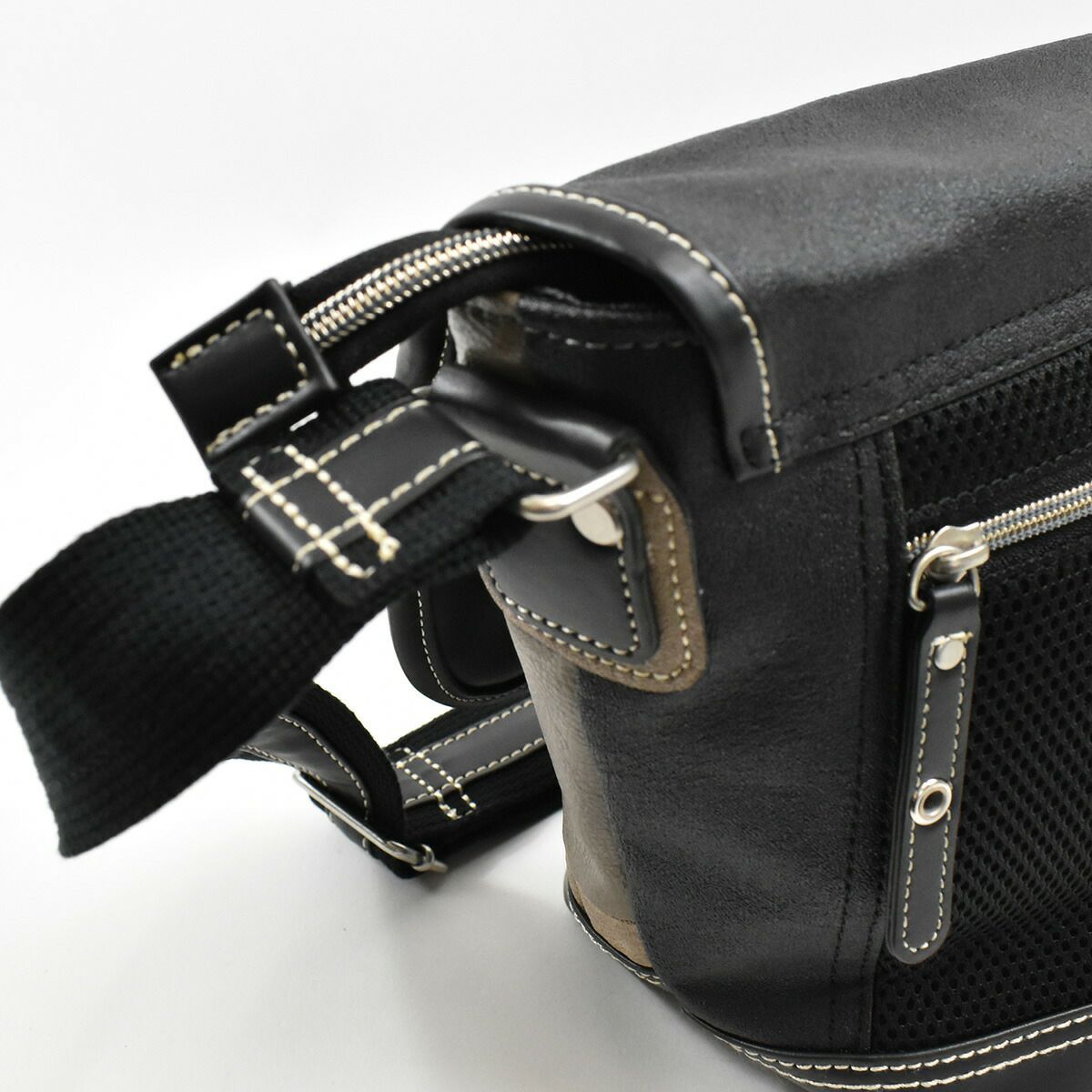 【ポイント最大30倍】MOUSTACHEムスタッシュショルダーバッグメンズレディースショルダーバックショルダー斜めがけ斜め掛け斜めがけバッグタブレット収納おしゃれかっこいい人気通学軽量ブランド小さめ大人合皮夏公園VHW5531