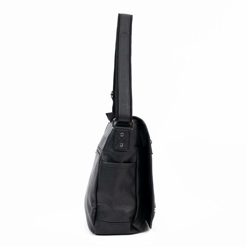 【ポイント最大38倍|10/5限定】LeeリーショルダーバッグバッグA4メンズレディースブランドショルダーバッグボディバッグ斜め掛けバッグ斜めがけバッグ肩掛けカバン斜めがけ斜め掛け人気かっこいいシンプル大人おしゃれ合皮320-3104