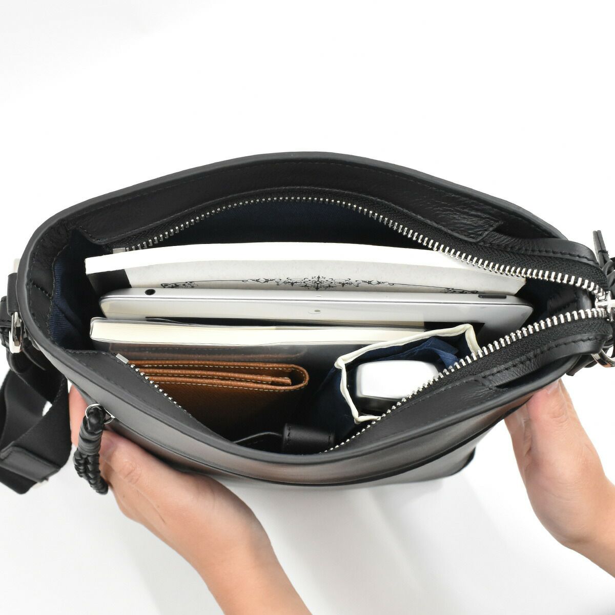 【ポイント最大25倍】P.I.Dピーアイディー本革ショルダーバッグビジネスメンズB5防水撥水エクリール本革ショルダーバッグショルダーバッククラッチバッグ通勤通学レザー革ブランドカジュアルPIDピー・アイ・ディーpaz103