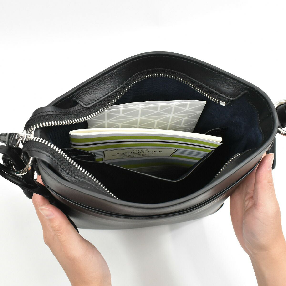 【ポイント最大25倍】P.I.Dピーアイディー本革ショルダーバッグビジネスメンズB5防水撥水エクリール本革ショルダーバッグショルダーバッククラッチバッグ通勤通学レザー革ブランドカジュアルPIDピー・アイ・ディーpaz103