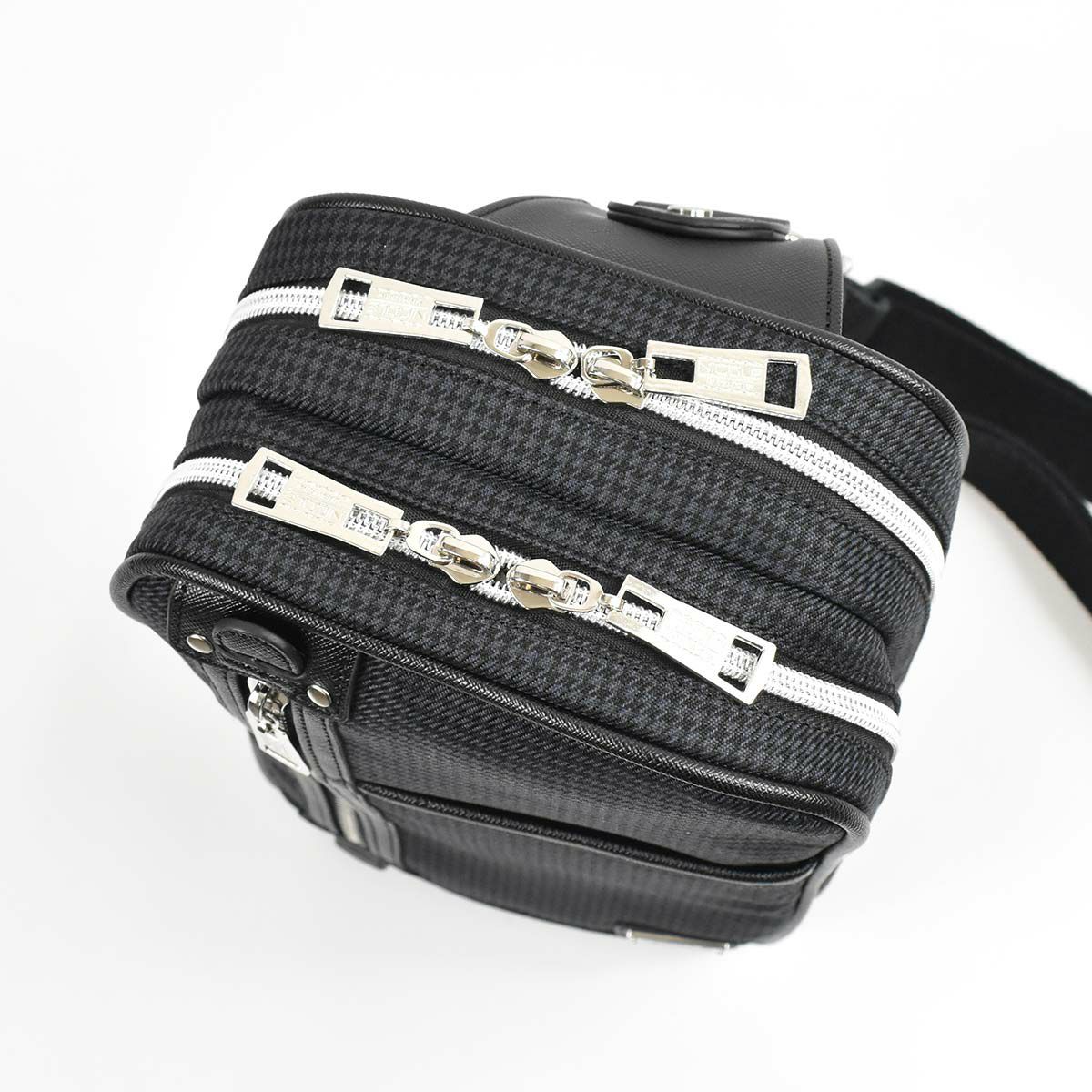 【エントリーで全員19倍★11/4～】ニコルNICOLEボディバッグワンショルダーバッグメンズレディースボディバックショルダーバッグショルダーワンショルダー斜め掛けバッグ斜めがけバッグ大人ブランドおしゃれかっこいい大人大きい大きめNIL230