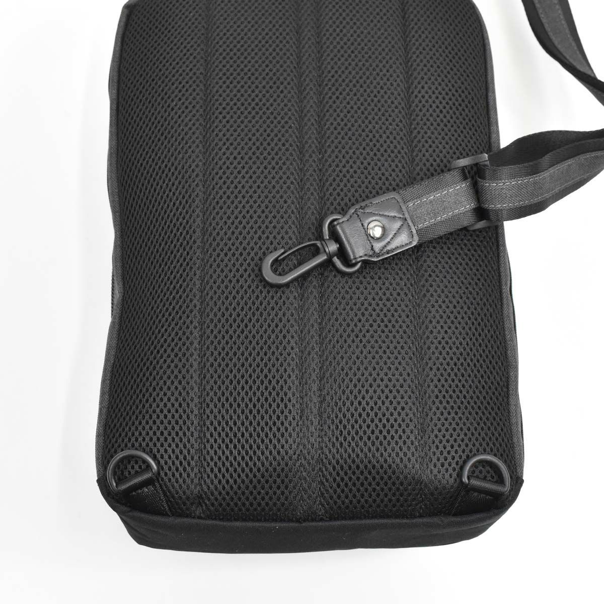 【ポイント最大29倍|12/18限定】ムスタッシュボディバッグA4サイズ大容量MOUSTACHEショルダーバッグメンズレディースボディショルダーバックボディバックブランド人気軽量かっこいいおしゃれ大きい大きめA4iPad収納MDP-0650