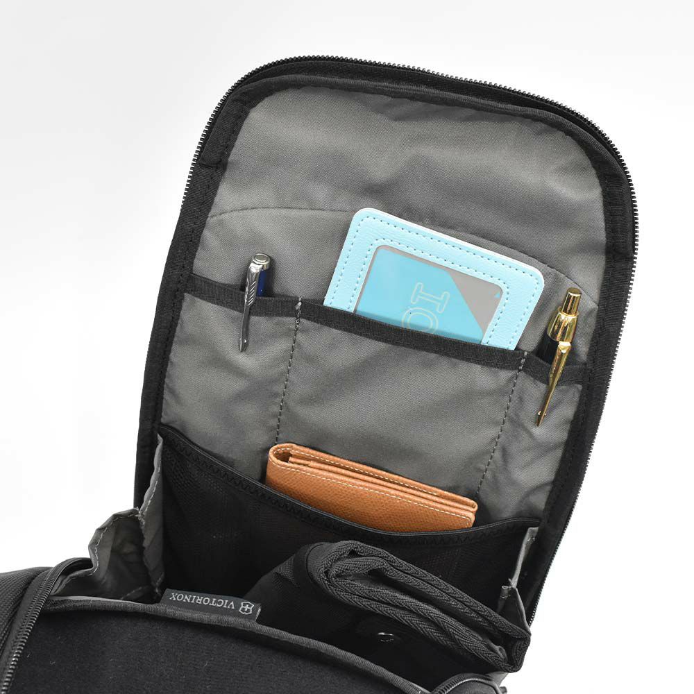 【ポイント最大37倍|7/20限定】ビクトリノックスボディバッグVICTORINOXB5タブレットスリングワンショルダーバッグショルダーバッグメンズレディースボディーバックおしゃれかっこいいブランド大人大容量大きめ黒ブラック日本正規品606796