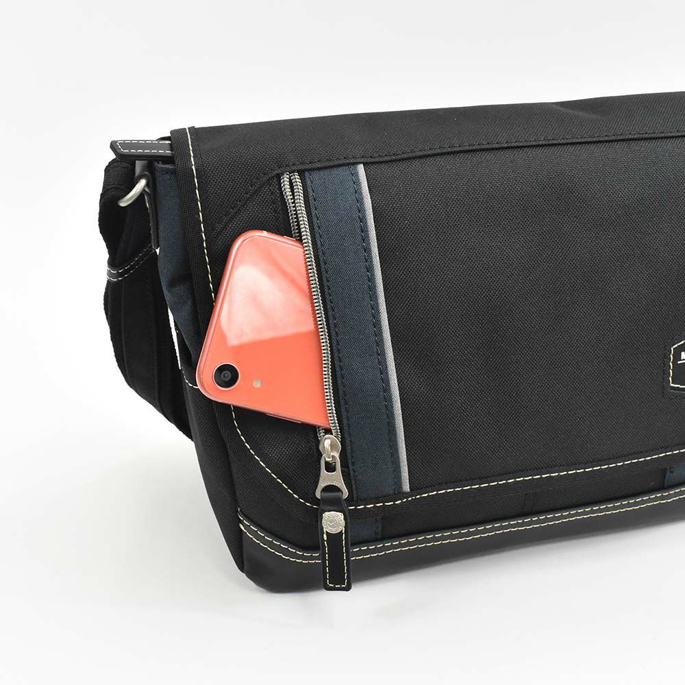 MOUSTACHEショルダーバッグムスタッシュB5メンズレディースショルダーショルダーバック斜めがけ斜め掛けバッグバックおしゃれかっこいいカジュアル人気通学軽量ブランド大人ナイロン小さめ30代40代50代LG4654