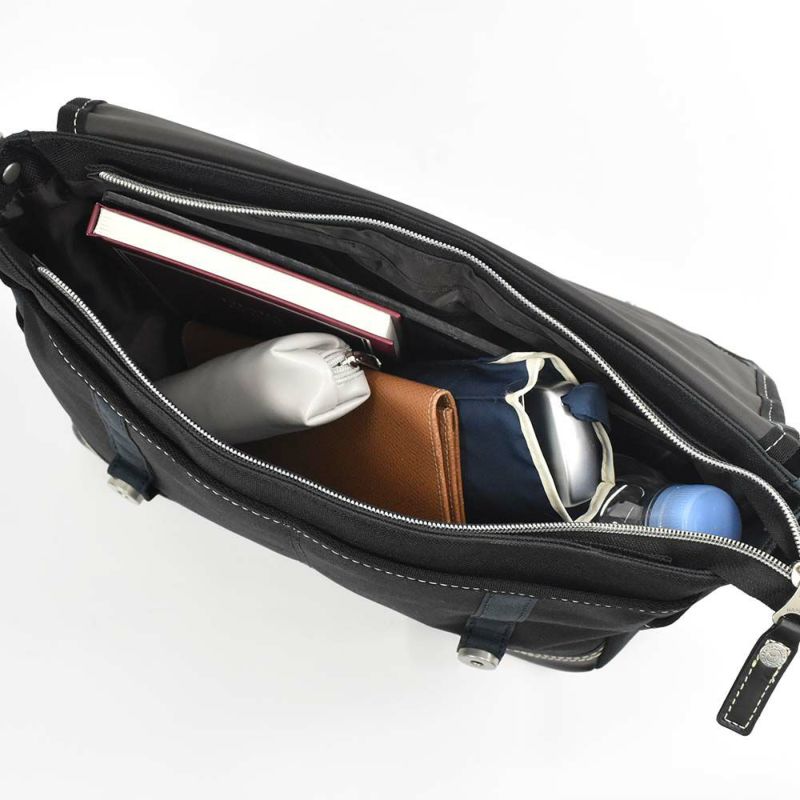 MOUSTACHEショルダーバッグムスタッシュB5メンズレディースショルダーショルダーバック斜めがけ斜め掛けバッグバックおしゃれかっこいいカジュアル人気通学軽量ブランド大人ナイロン小さめ30代40代50代LG4654