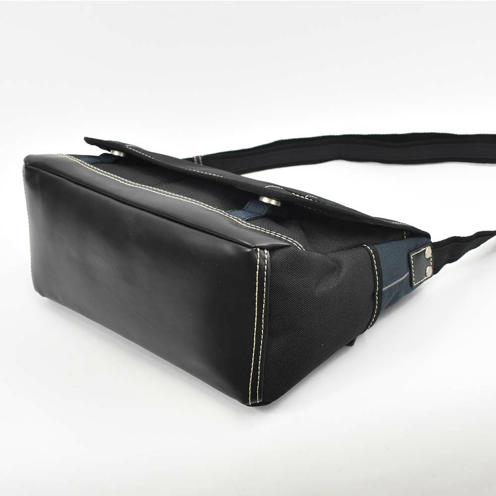 MOUSTACHEショルダーバッグムスタッシュB5メンズレディースショルダーショルダーバック斜めがけ斜め掛けバッグバックおしゃれかっこいいカジュアル人気通学軽量ブランド大人ナイロン小さめ30代40代50代LG4654