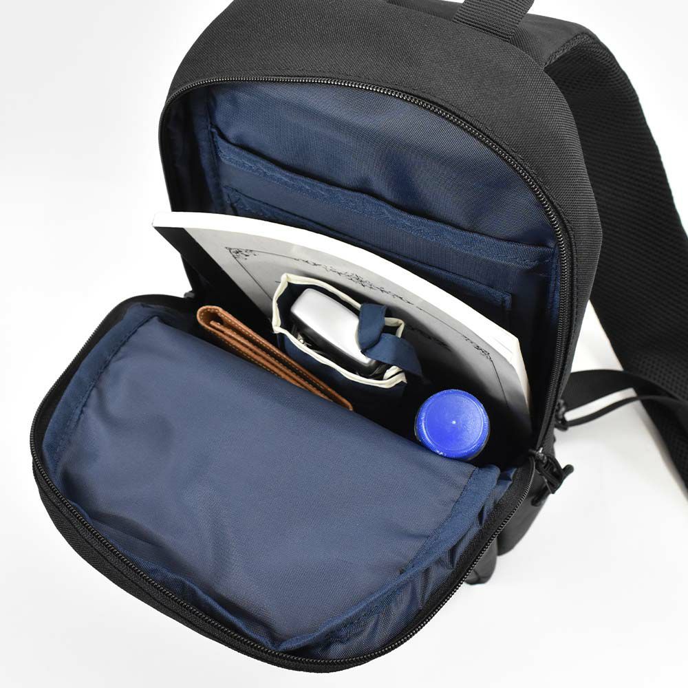 AVIREXボディバッグB5メンズ大容量アビレックスバッグショルダーバッグアヴィレックスボディバックボディーバッグブランド人気軽量かっこいいミリタリーAVX601