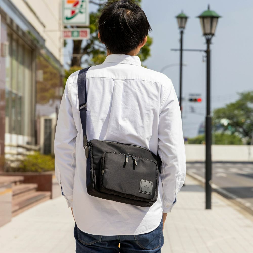 ランバンオンブルーショルダーバッグB5LANVINenBleuショート大容量大きめメンズレディースブランド薄いコンパクト大人おしゃれ人気スマート斜めかけバッグ斜め掛けバッグ541102