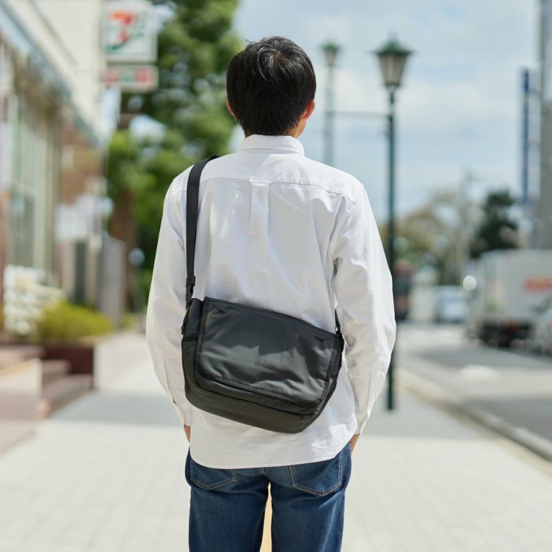 MOUSTACHEショルダーバッグムスタッシュB5メンズレディースショルダーショルダーバック斜めがけ斜め掛けおしゃれかっこいいカジュアル人気通学軽量ブランド大人小さめ30代40代50代MJT-4573