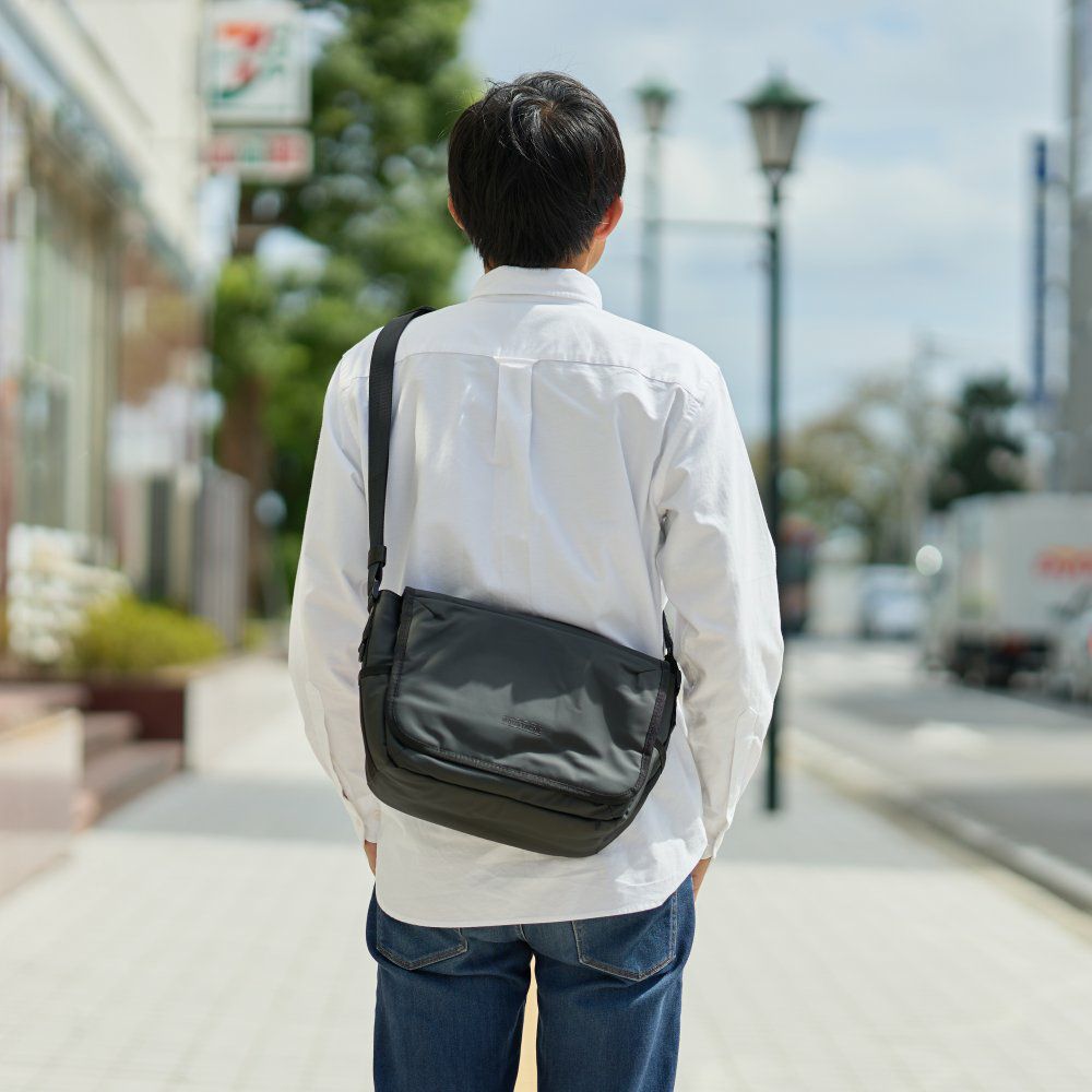 MOUSTACHEショルダーバッグムスタッシュB5メンズレディースショルダーショルダーバック斜めがけ斜め掛けおしゃれかっこいいカジュアル人気通学軽量ブランド大人小さめ30代40代50代MJT-4573