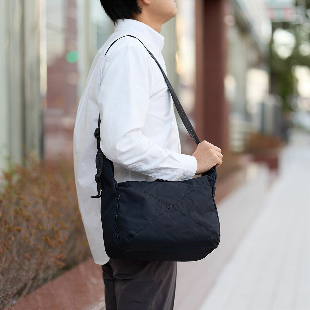 サムソナイトレッドショルダーバッグMサイズSamsoniteREDエクスサックスタンダードメンズレディースショルダーバック大容量大きめ斜めがけ斜め掛けサムソナイトレッドブランド人気かっこいい148665