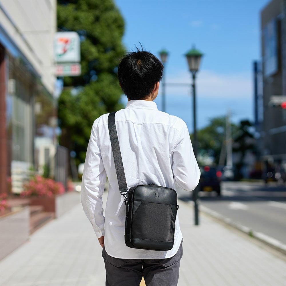 ビクトリノックスショルダーバッグVICTORINOX6Lアロックスネロクロスボディバッグショルダーバッグビジネスバッグメンズレディース大人斜めがけ斜め掛け40代50代ブランド612767