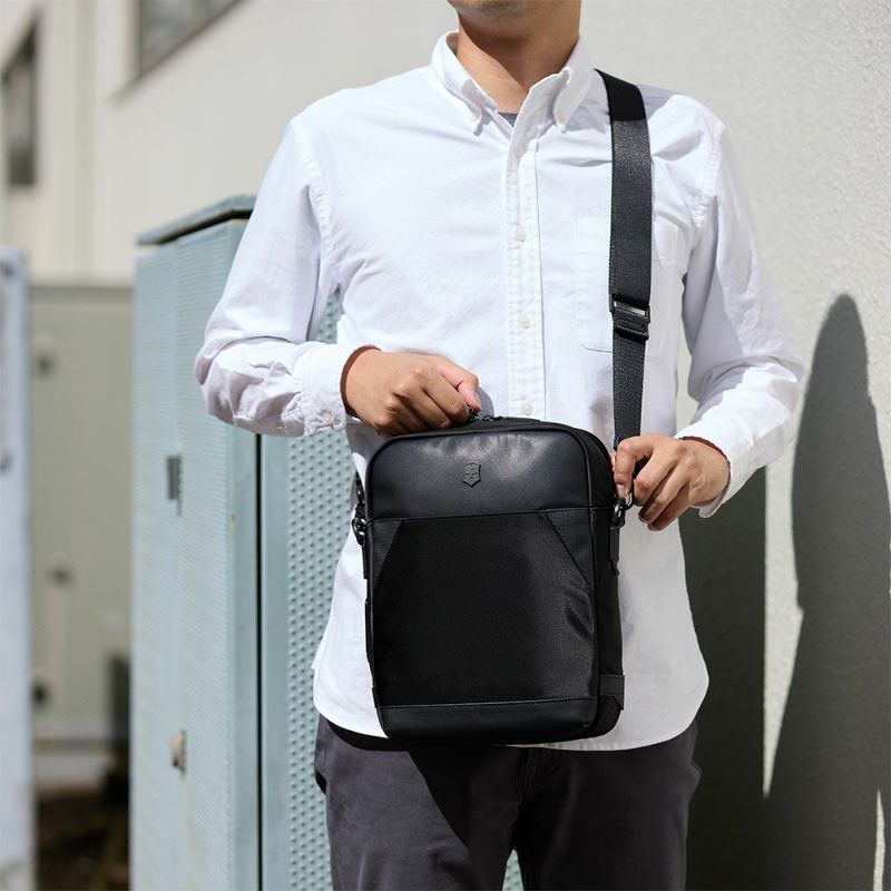 ビクトリノックスショルダーバッグVICTORINOX6Lアロックスネロクロスボディバッグショルダーバッグビジネスバッグメンズレディース大人斜めがけ斜め掛け40代50代ブランド612767