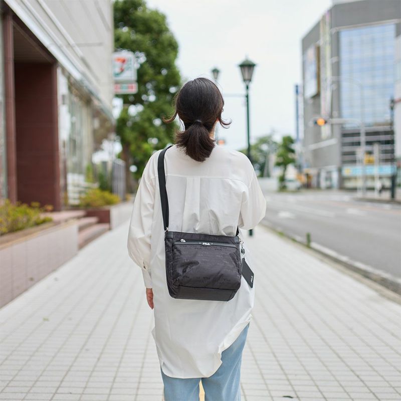 フィラショルダーバッグFILAレディーススクエアバッグ軽量多収納人気斜めがけブランド小さめマザーズバッグファスナー付きおしゃれかわいい大人30代40代50代7691