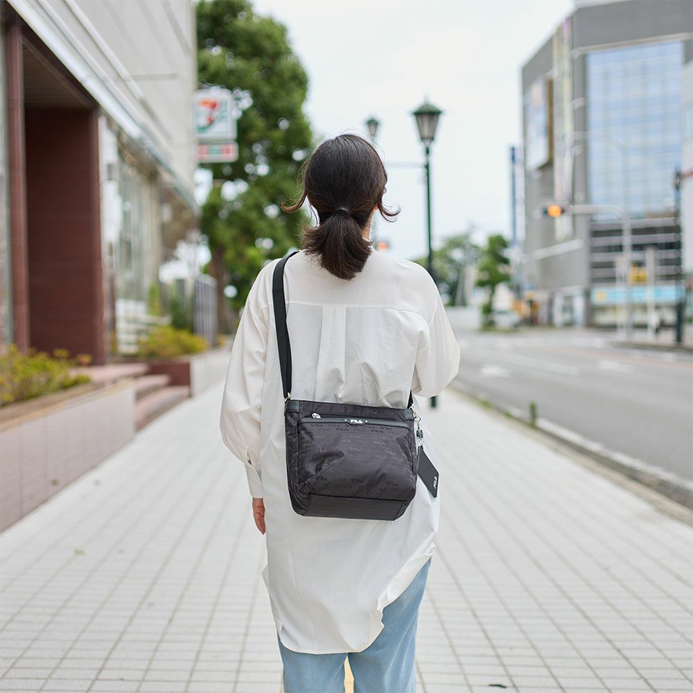 フィラショルダーバッグFILAレディーススクエアバッグ軽量多収納人気斜めがけブランド小さめマザーズバッグファスナー付きおしゃれかわいい大人30代40代50代7691