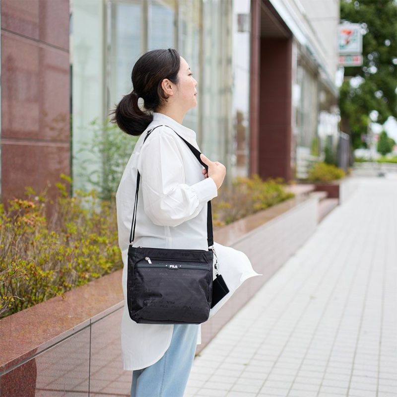 フィラショルダーバッグFILAレディーススクエアバッグ軽量多収納人気斜めがけブランド小さめマザーズバッグファスナー付きおしゃれかわいい大人30代40代50代7691