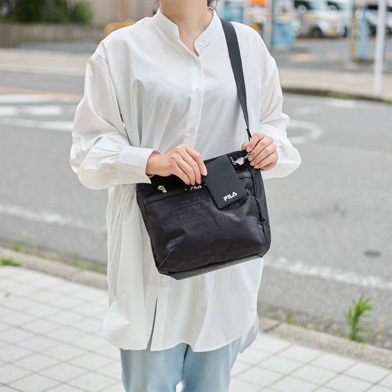 フィラショルダーバッグFILAレディーススクエアバッグ軽量多収納人気斜めがけブランド小さめマザーズバッグファスナー付きおしゃれかわいい大人30代40代50代7691