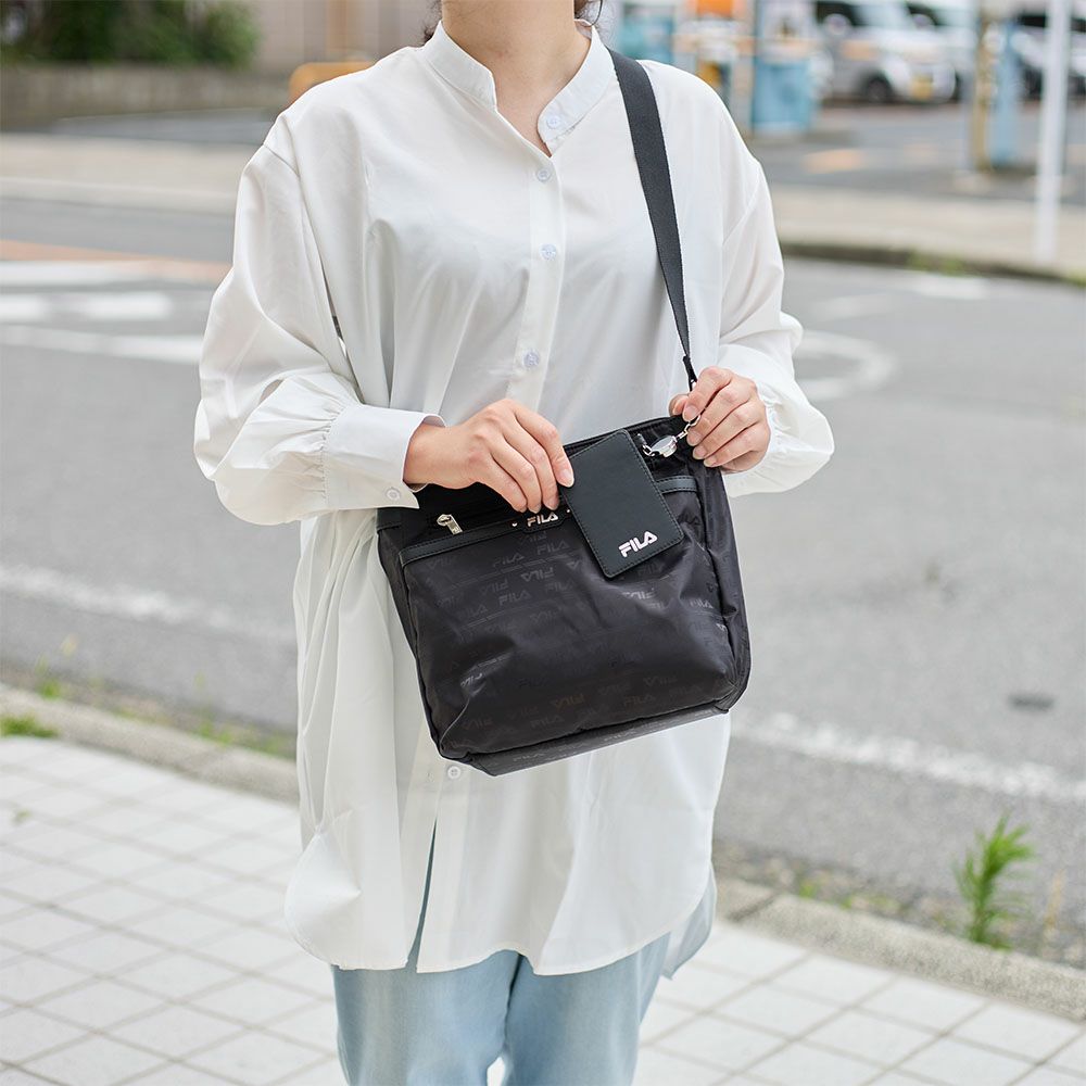 フィラショルダーバッグFILAレディーススクエアバッグ軽量多収納人気斜めがけブランド小さめマザーズバッグファスナー付きおしゃれかわいい大人30代40代50代7691
