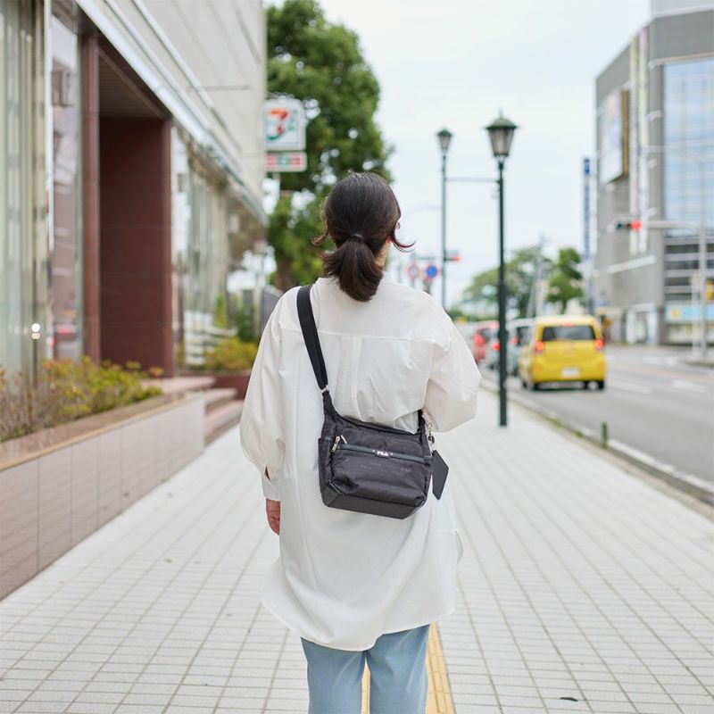 フィラショルダーバッグFILAレディースファスナー付き横型バッグ軽量多収納人気斜めがけブランド小さめマザーズバッグおしゃれかわいい大人30代40代50代7693