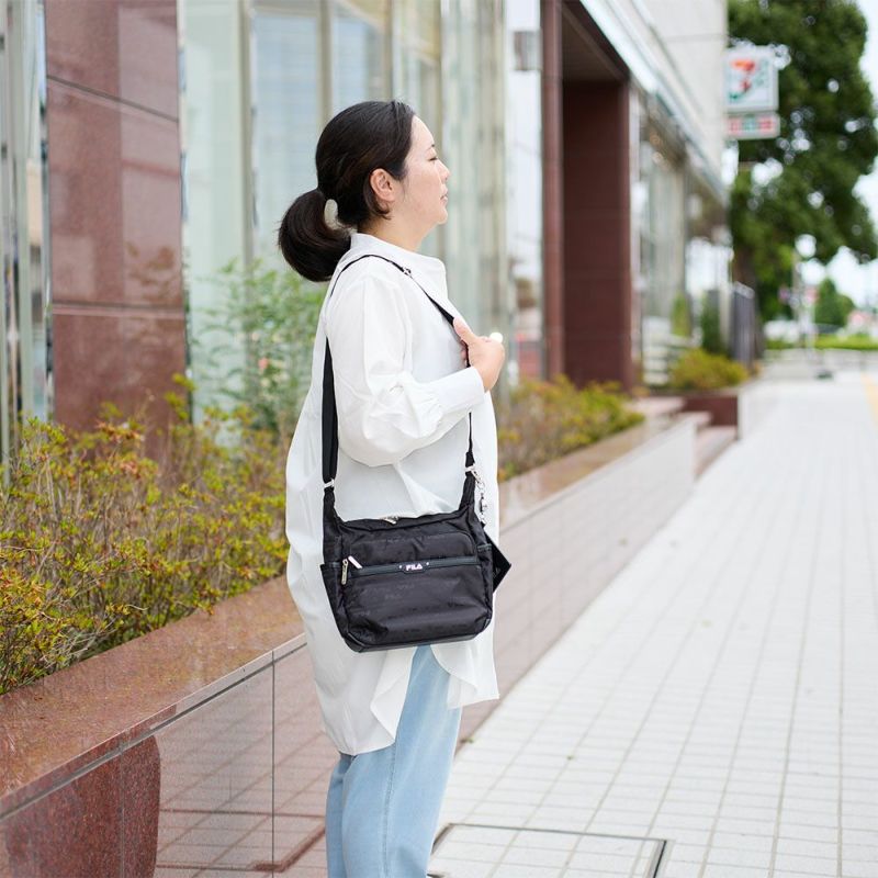 フィラショルダーバッグFILAレディースファスナー付き横型バッグ軽量多収納人気斜めがけブランド小さめマザーズバッグおしゃれかわいい大人30代40代50代7693