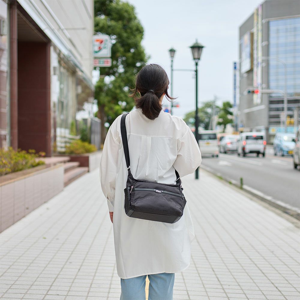 フィラショルダーバッグFILAレディースファスナー付き船形三日月型バッグ軽量多収納人気斜めがけブランド大きめマザーズバッグおしゃれかわいい大人30代40代50代7694