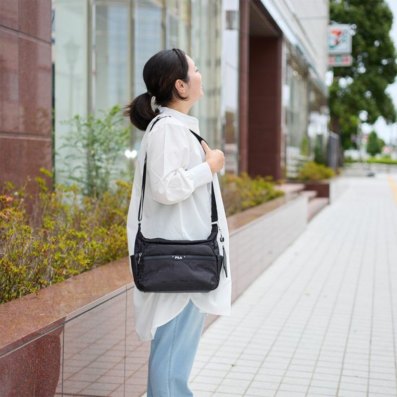 フィラショルダーバッグFILAレディースファスナー付き船形三日月型バッグ軽量多収納人気斜めがけブランド大きめマザーズバッグおしゃれかわいい大人30代40代50代7694