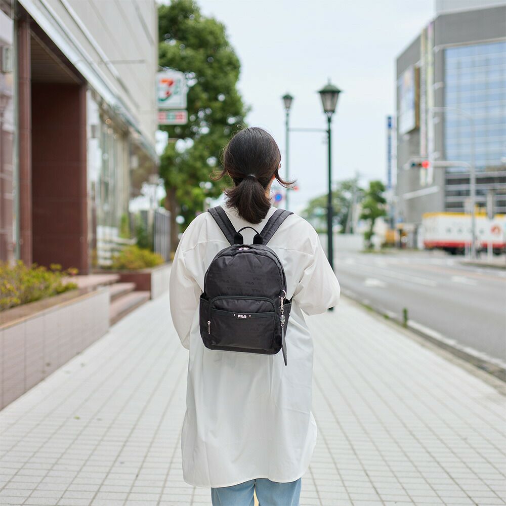 フィラリュックFILAレディースファスナー付き大人バッグ軽量多収納人気ブランド小さめマザーズバッグマザーズリュックおしゃれかわいい30代40代50代7696