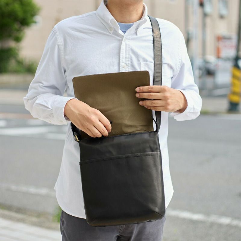 ダコタショルダーバッグメンズ縦型Dakota本革革レザー馬革バッグショルダーバック斜めがけ斜め掛けブランドおしゃれ大人縦長大きめ薄いダコタブラックレーベル軽い軽量1623804