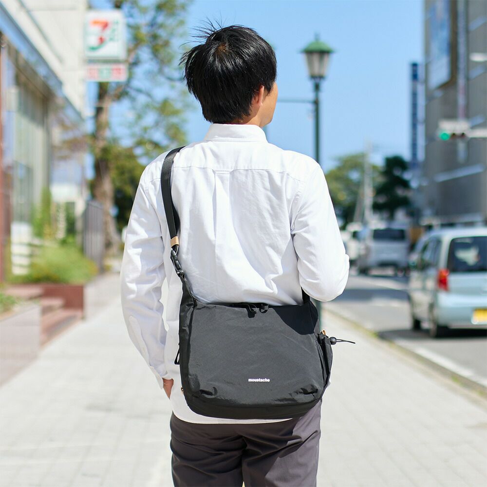 MOUSTACHEショルダーバッグムスタッシュA4大容量大きめメンズレディース斜めがけ斜め掛けおしゃれかっこいいカジュアル人気通学軽量ブランド大人30代40代50代MEG4430