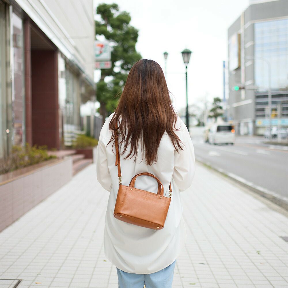 ダコタバッグショルダーバッグ2wayバッグ横型レディース女性Dakotaキューブ本革革レザー斜め掛け斜めがけ軽い軽量おしゃれ大人ブランド人気小さめ小さい30代40代50代1030307